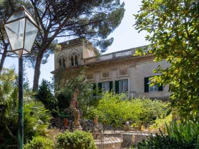 Parliamo di Villa Bonomo, la pi� grande delle antiche residenze di via Amendola, che dallo scorso giugno ha aperto al pubblico il suo giardino di 20.000 metri quadri ricco di alberi secolari, piante e vasi ornamentali